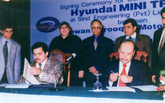 Dewan Yousuf signing a technical agreement with Hyundai Motors in 1998-99.