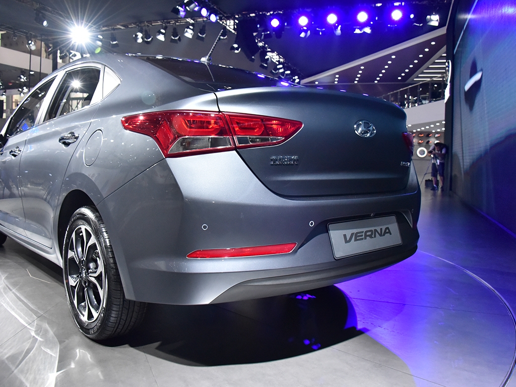 2017-Hyundai-Verna-rear-three-quarter-makes-world-premiere