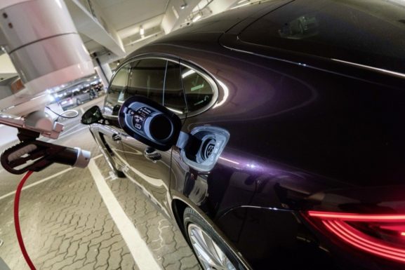 Volkswagen Tests Autonomous Parking Function at Hamburg Airport 2