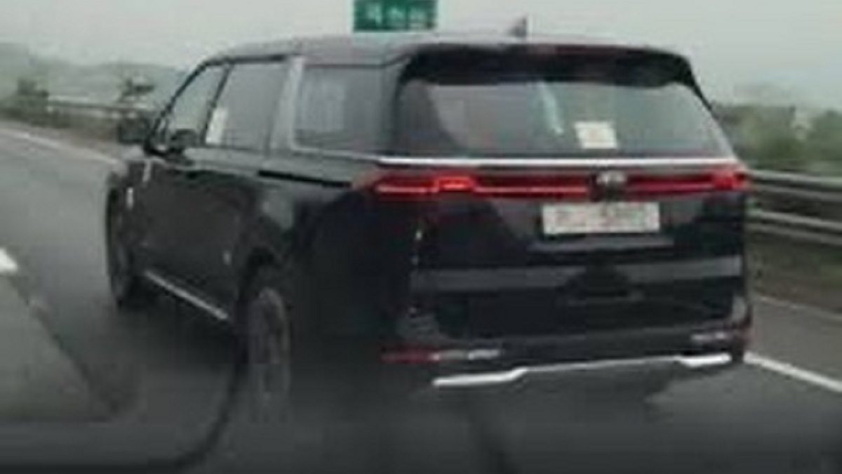 See The Road Presence Of 2021 Kia Carnival 