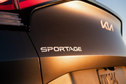 Kia Unveils the Sportage PHEV 12