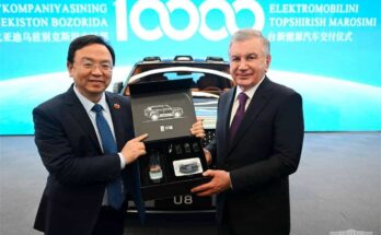 BYD President personally delivered a Yangwang U8 to the President of Uzbekistan 1